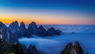 霞光里黄山云海中的奇峻峰林