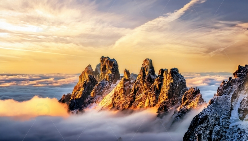 高清大图下载【趣麦麦图】日出时黄山云海环绕的奇峰怪石