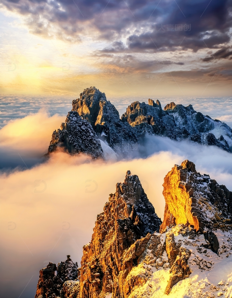 高清大图下载【趣麦麦图】夕照云海间黄山的峻峭雪峰