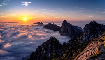 黄山日出时云海漫绕的壮美峰景