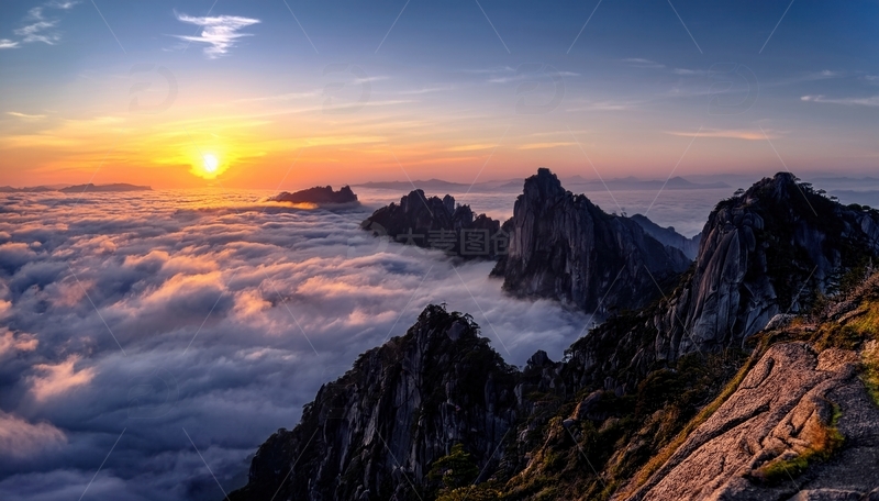 高清大图下载【趣麦麦图】黄山日出时云海漫绕的壮美峰景