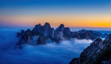 暮色中黄山云海簇拥的奇特峰群