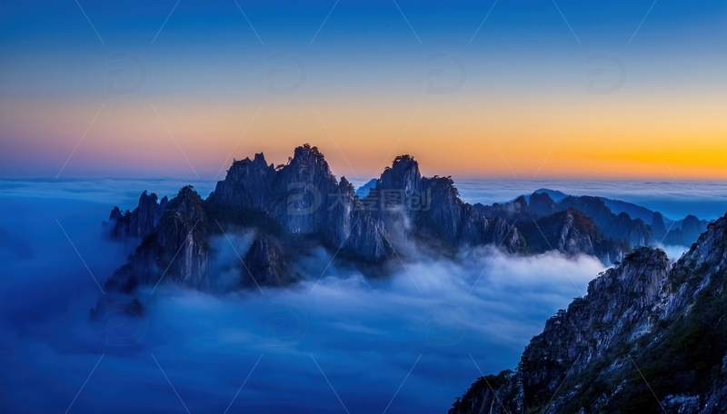 高清大图下载【趣麦麦图】暮色中黄山云海簇拥的奇特峰群