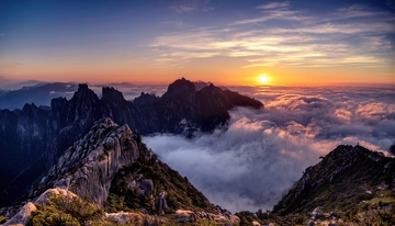 黄山日出时云海与山峦的绝美画卷