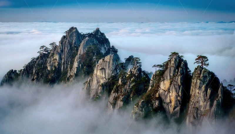 高清大图下载【趣麦麦图】黄山云雾中兀立的奇松怪石山峰