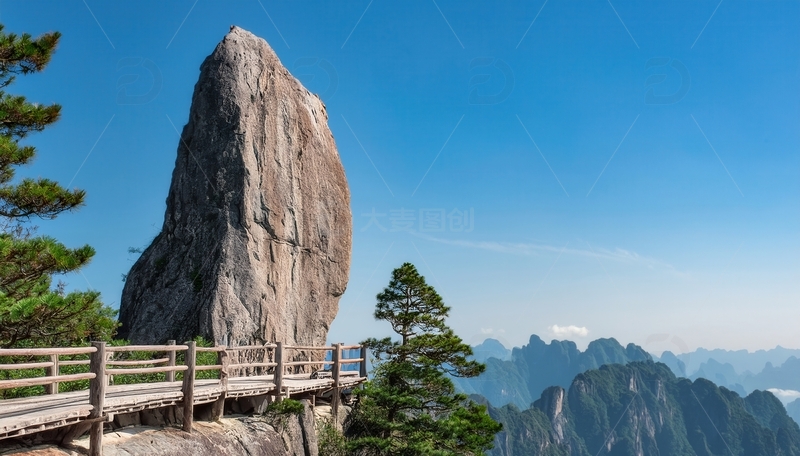 高清大图下载【趣麦麦图】蓝天下黄山栈道旁的孤立巨石