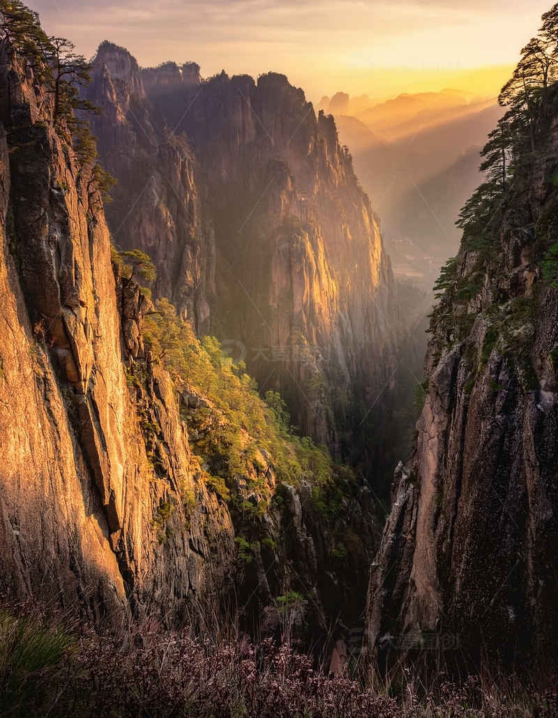 高清大图下载【趣麦麦图】夕照下黄山的深邃峡谷与峭壁