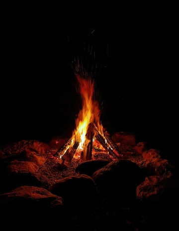 暗夜中闪耀的篝火