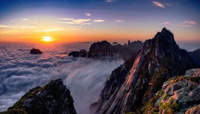 高清大图下载【趣麦麦图】黄山日出云海间壮丽巍峨的山峰