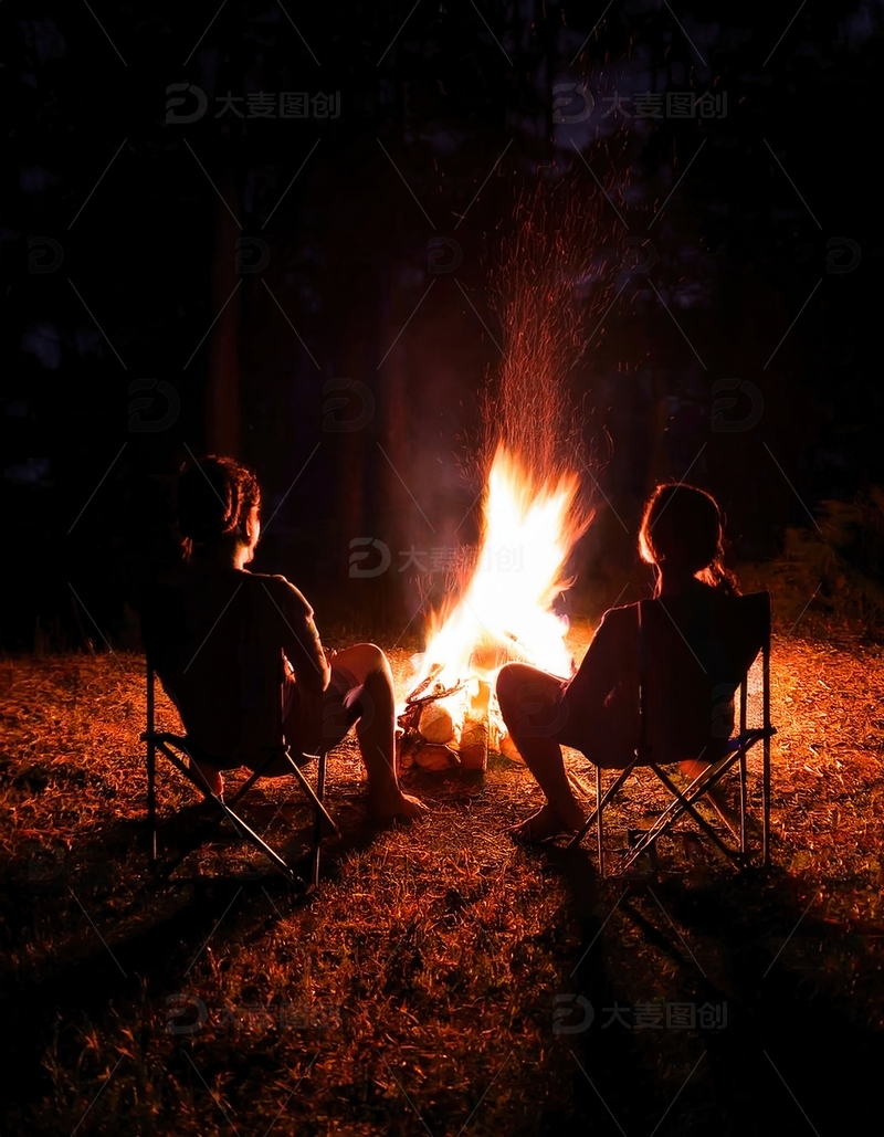 高清大图下载【趣麦麦图】夜色篝火旁两人静享悠闲时光
