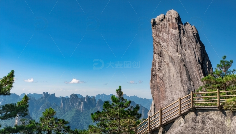 高清大图下载【趣麦麦图】蓝天映衬下黄山的孤峰与栈道