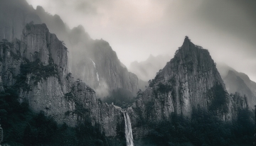 云雾中黄山的壮美瀑布与峻岭