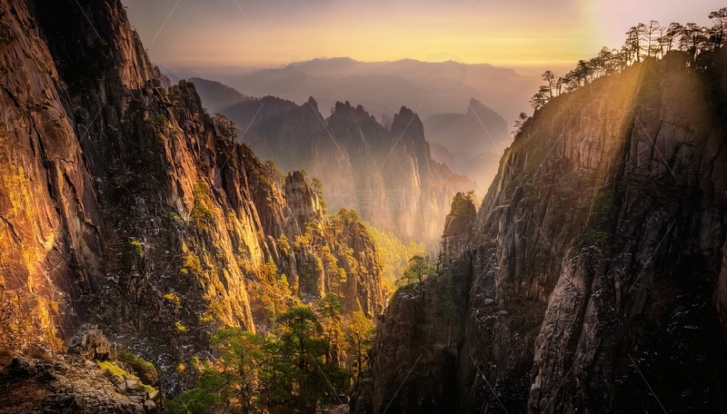 高清大图下载【趣麦麦图】夕照下黄山峻岭间的光影山林景致