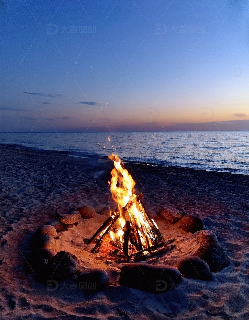 高清大图下载【趣麦麦图】海边沙滩上暮色中燃烧的篝火