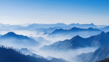 薄雾笼罩下的黄山层峦叠嶂美景