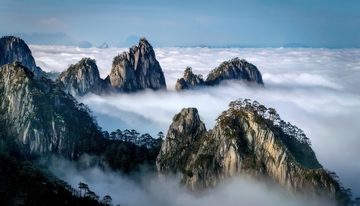 黄山云海簇拥下的嶙峋奇秀山峰