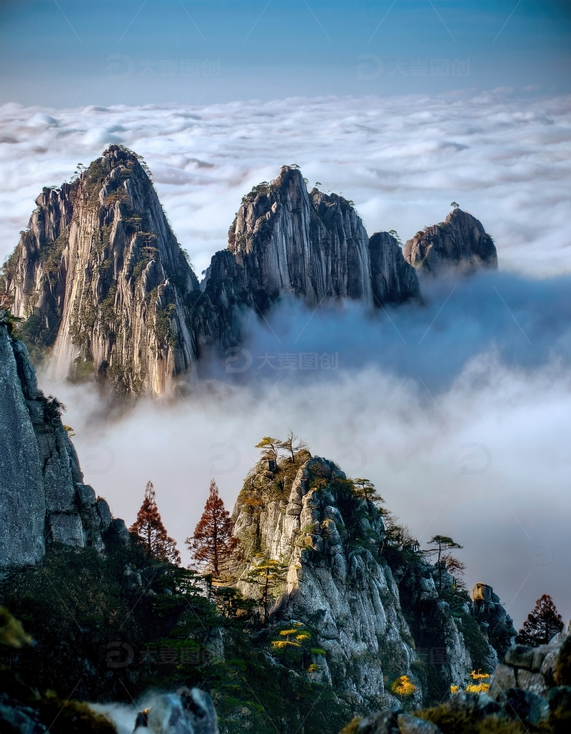 高清大图下载【趣麦麦图】云海环抱中黄山的奇峻山峰