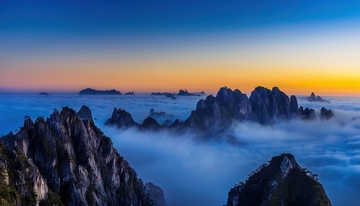 日出时黄山云海环绕的嶙峋奇峰