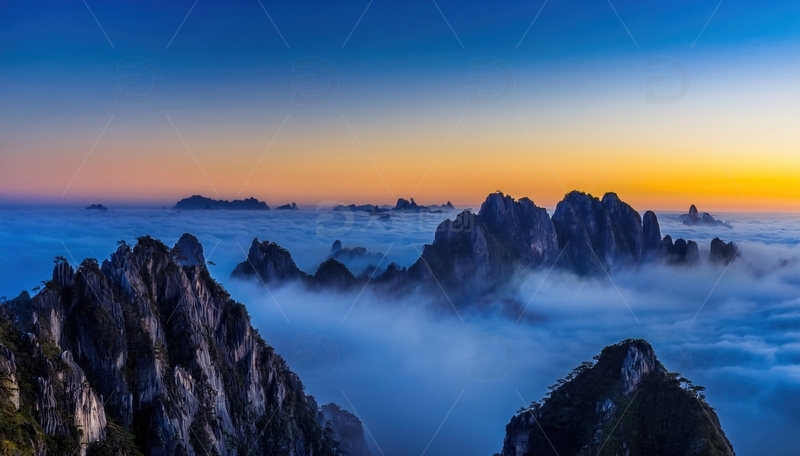 高清大图下载【趣麦麦图】日出时黄山云海环绕的嶙峋奇峰