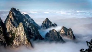 黄山云海中若隐若现的奇秀峰林