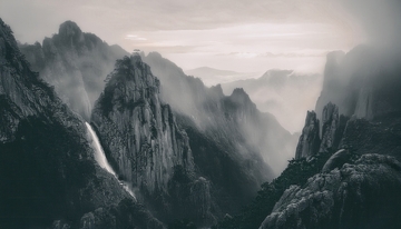 云雾缭绕中黄山的隐秘飞瀑峻峰