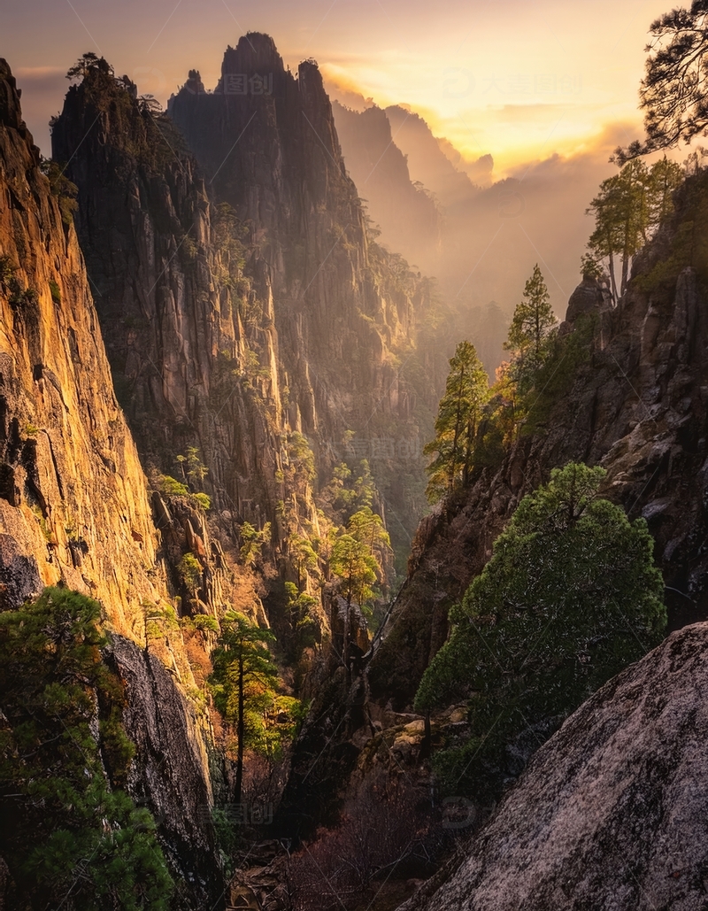 高清大图下载【趣麦麦图】夕晖下黄山的幽邃峡谷与峰岩