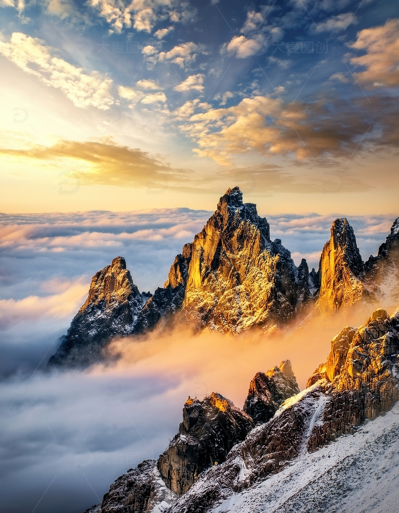 高清大图下载【趣麦麦图】金光云海中黄山的嶙峋雪峰
