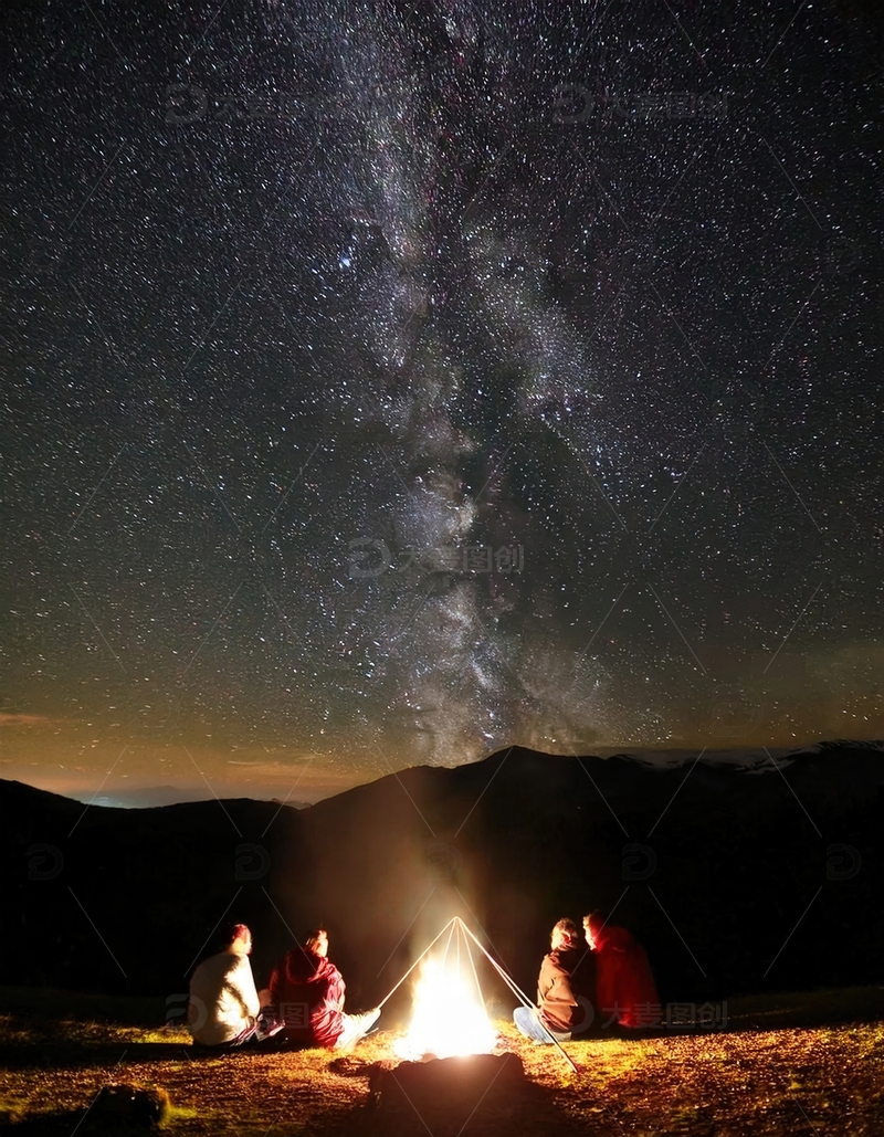 高清大图下载【趣麦麦图】星空下篝火旁众人相聚的温馨时刻