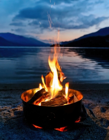湖边黄昏里熊熊燃烧的篝火