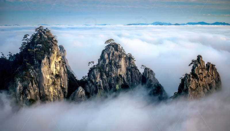 高清大图下载【趣麦麦图】黄山云雾缭绕中的奇峻山峰景观