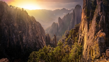阳光洒落黄山峻岭间的苍翠山色
