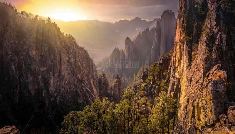 高清大图下载【趣麦麦图】阳光洒落黄山峻岭间的苍翠山色