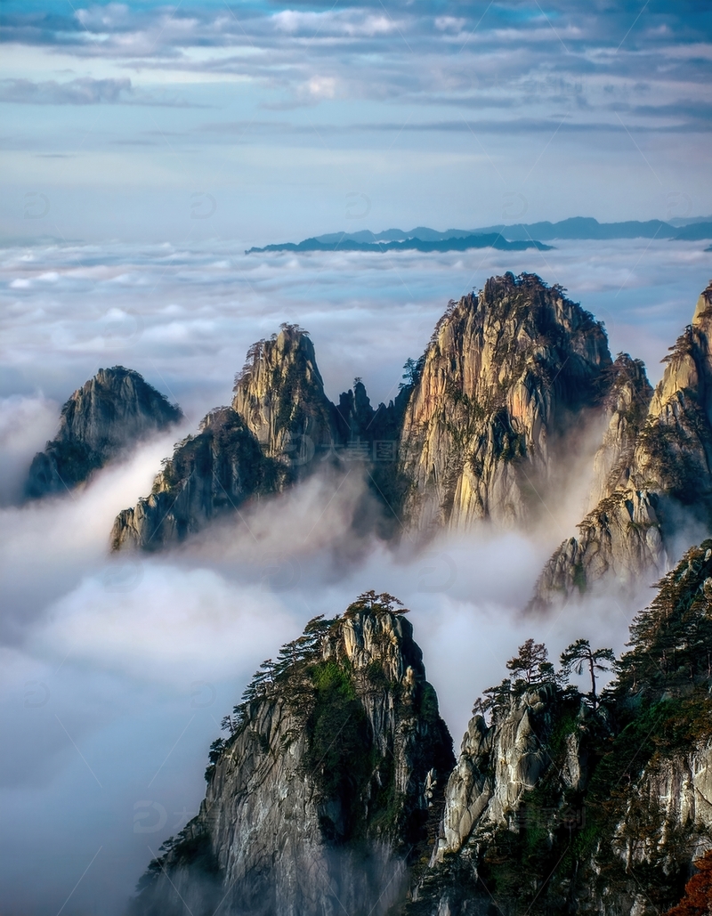 高清大图下载【趣麦麦图】云雾缭绕下黄山的雄伟峰林