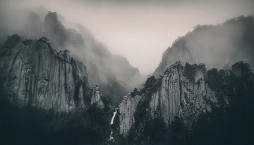 雾霭中黄山峡谷间的隐现瀑布