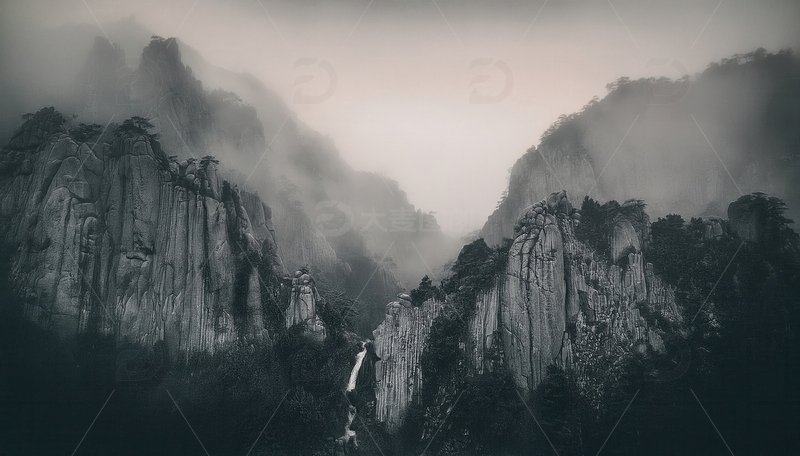 高清大图下载【趣麦麦图】雾霭中黄山峡谷间的隐现瀑布