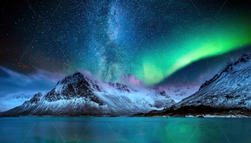 高清大图下载【趣麦麦图】雪山湖畔，极光与银河共绘奇景
