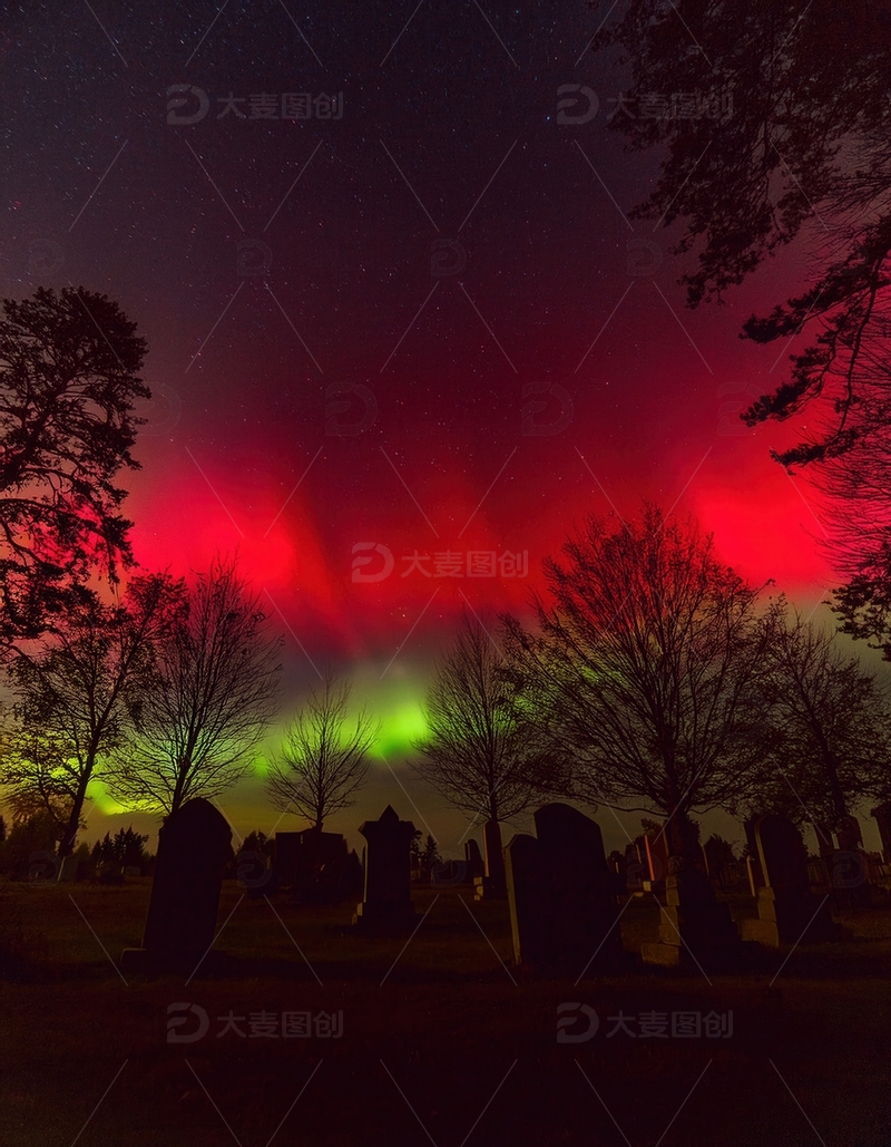 高清大图下载【趣麦麦图】墓地林间，红绿极光幻现神秘夜
