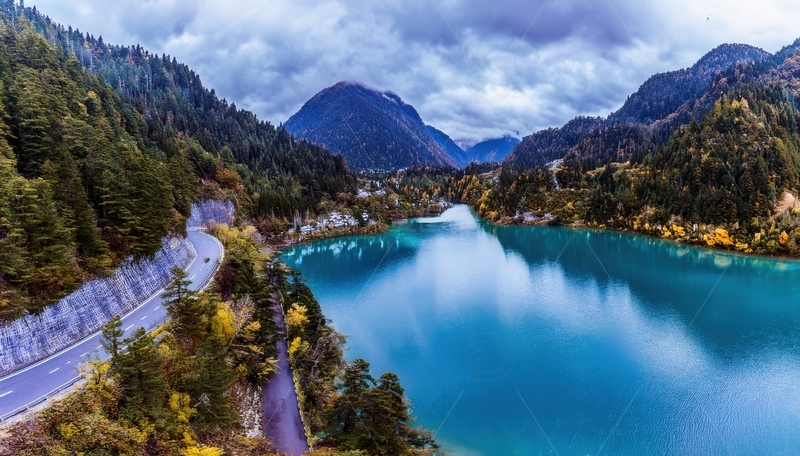 高清大图下载【趣麦麦图】九寨沟山间蜿蜒公路旁的澄澈蓝湖