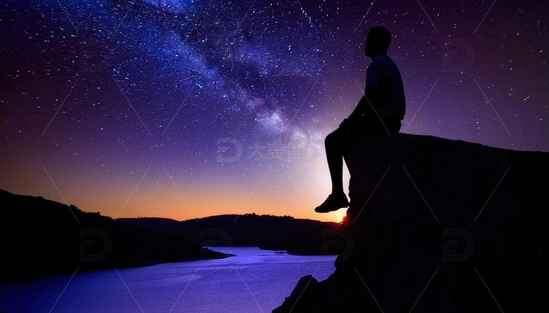 高清大图下载【趣麦麦图】崖边独坐，人伴星河共赏暮色