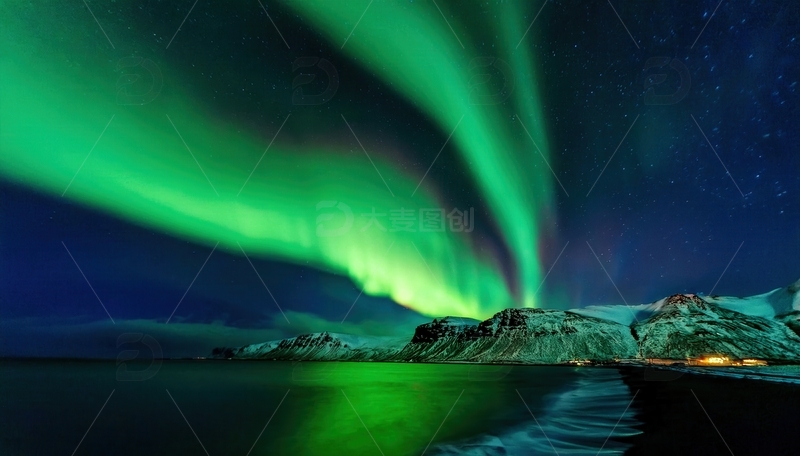 高清大图下载【趣麦麦图】海边雪山旁，极光绚丽的梦幻夜景