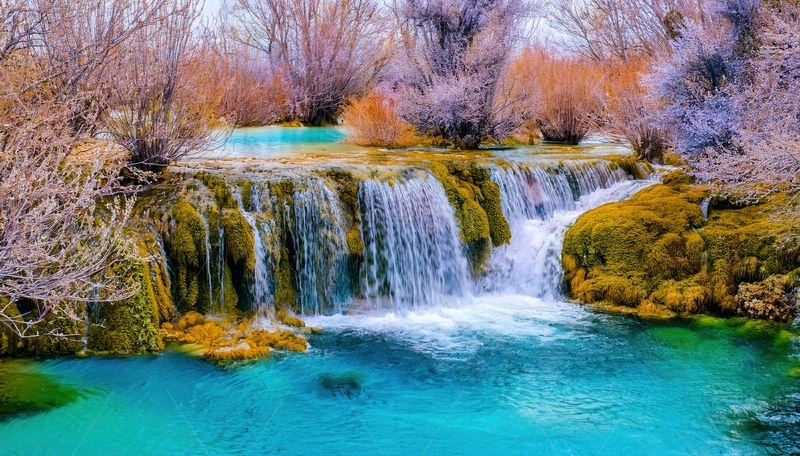 高清大图下载【趣麦麦图】九寨沟枯木相伴的灵动碧色小瀑布