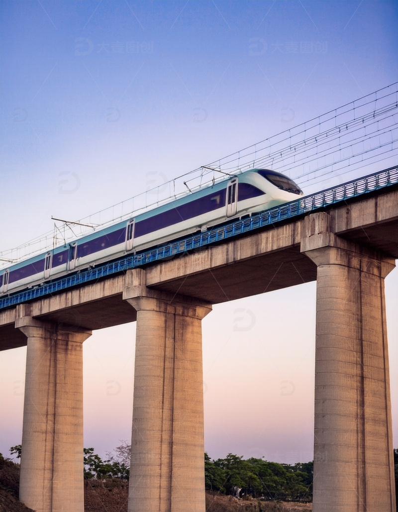 高清大图下载【趣麦麦图】高铁跨桥，驶向暮霭中的远方