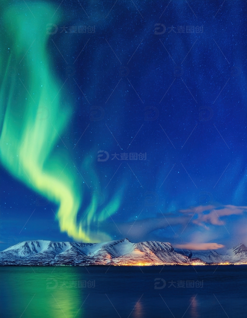 高清大图下载【趣麦麦图】寒海之上，极光洒落雪山小镇