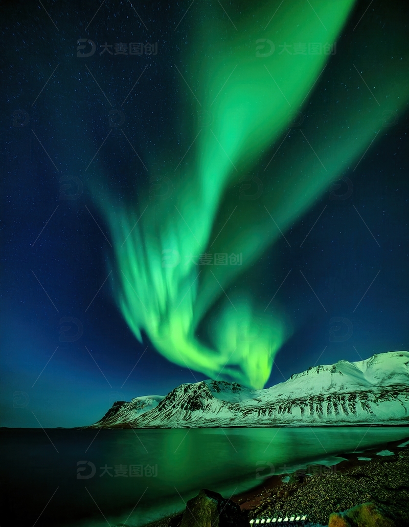 高清大图下载【趣麦麦图】幽蓝夜幕下，极光漫舞雪覆海岸