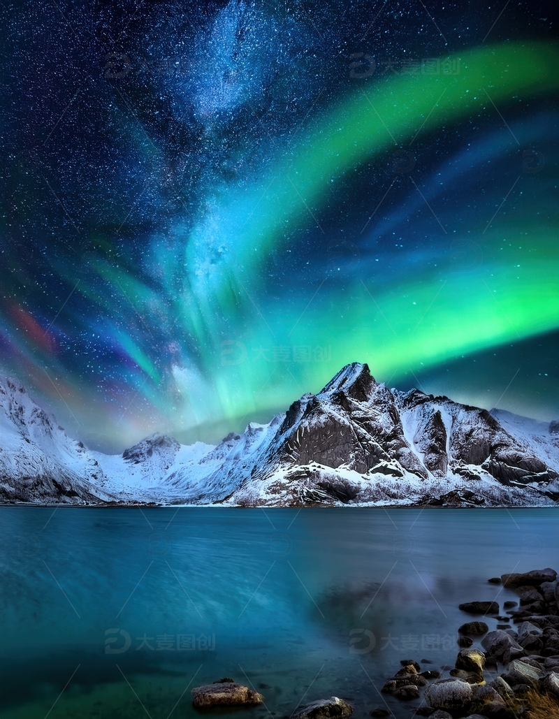 高清大图下载【趣麦麦图】蓝湖之畔，极光绕雪山璀璨闪耀