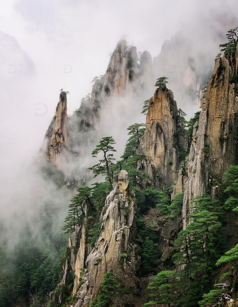 高清大图下载【趣麦麦图】云雾中挺立的黄山奇松与怪石