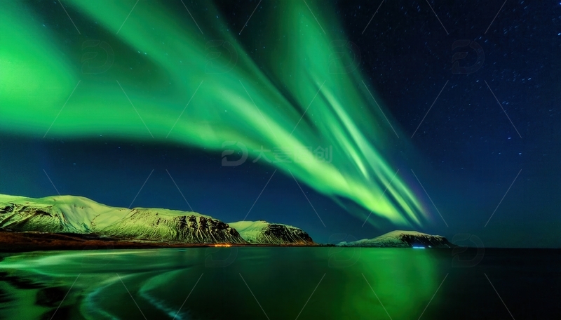 高清大图下载【趣麦麦图】海岸线上，极光舞动的奇幻之夜