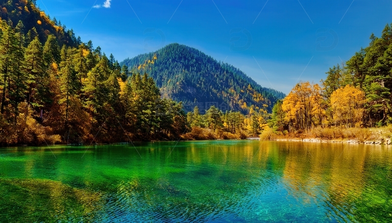 高清大图下载【趣麦麦图】九寨沟山林间的澄澈碧绿如镜湖泊