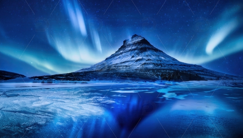 高清大图下载【趣麦麦图】冰原之上，极光环绕孤峰的奇幻景