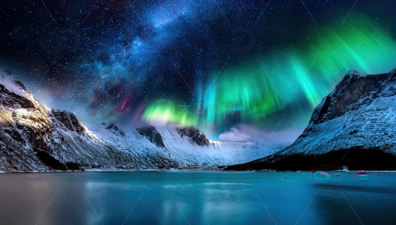 高清大图下载【趣麦麦图】湖映雪山，极光舞动的梦幻之夜